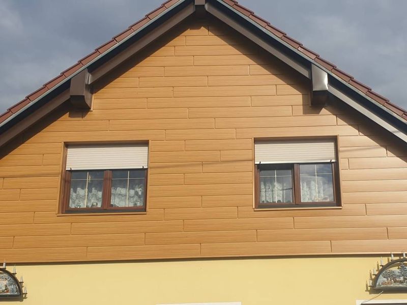 Giebel eines Wohnhauses mit neuer Verkleidung in Holzoptik
