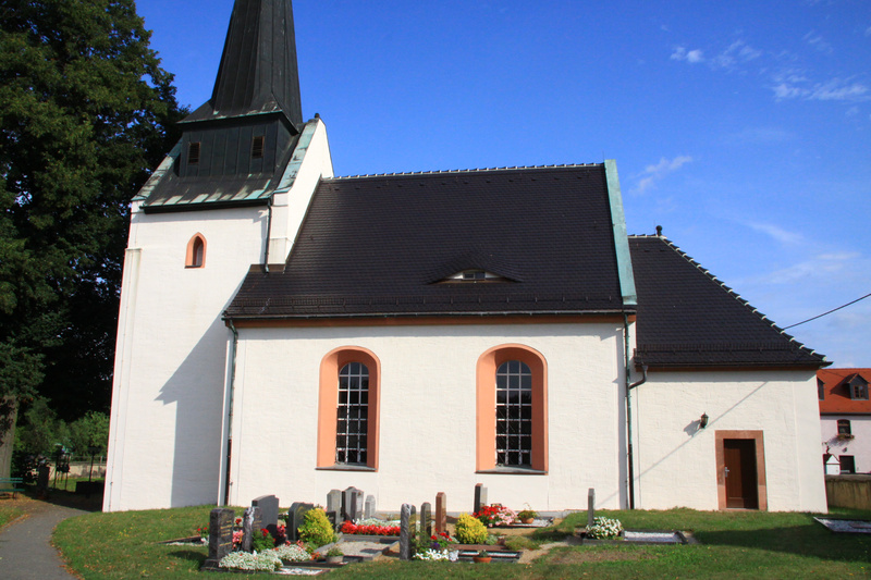 Kirche in Kleinbardau mit neu eingedecktem Dach
