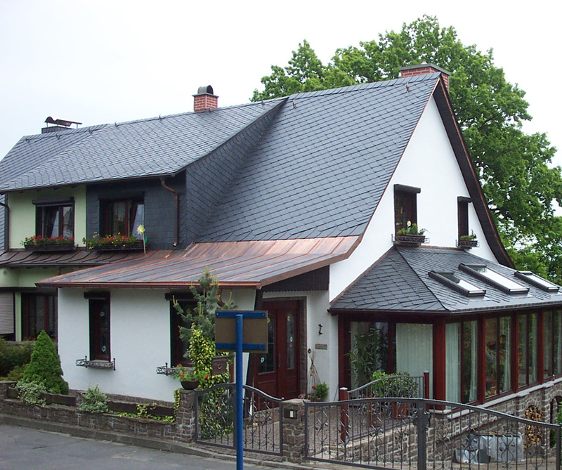 Haus mit Stehfalzeindeckung aus Kupferblech über dem Eingang